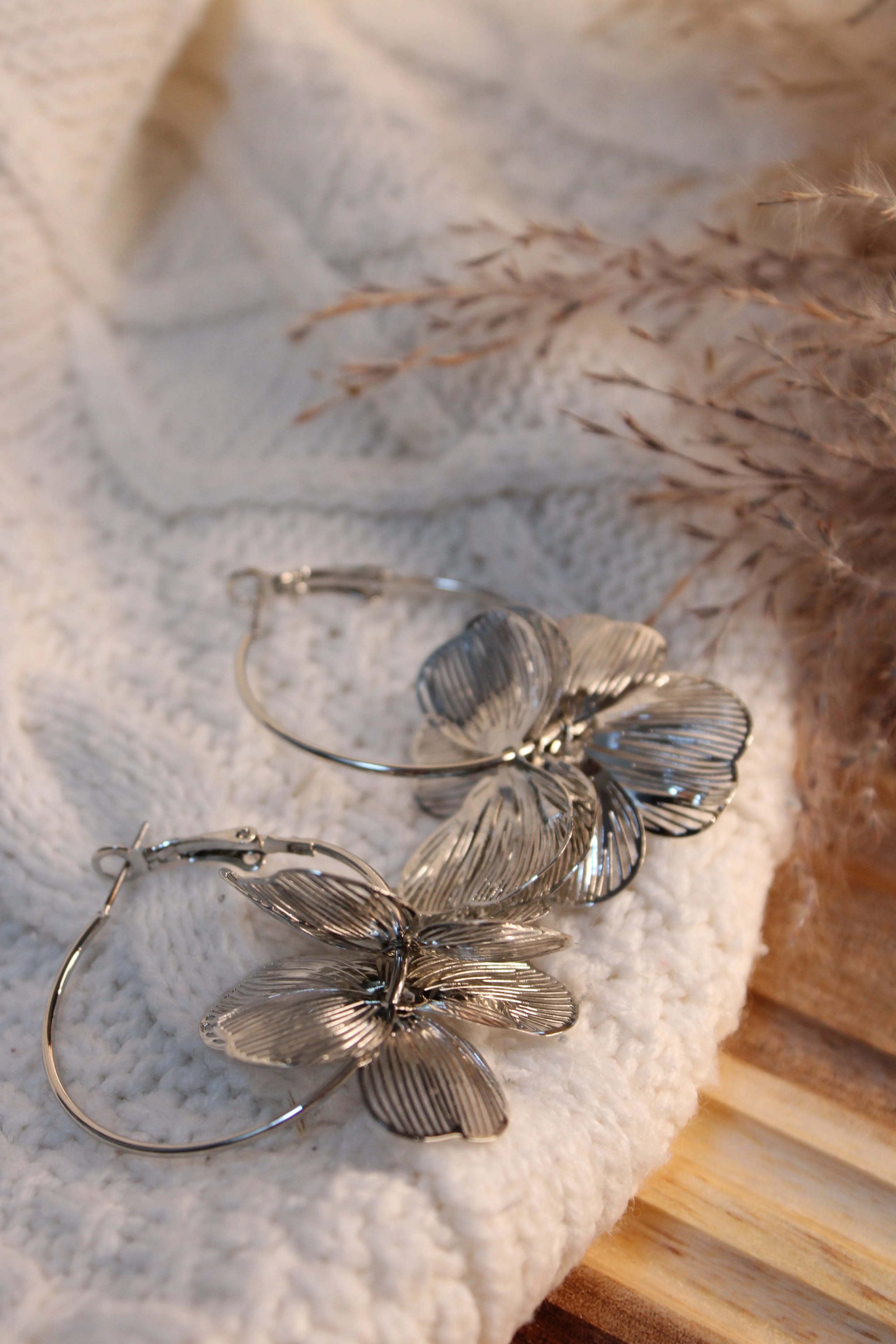 Créoles CLELIA Acier Inoxydable Motifs Floraux Pendants – Fini Or ou Argent - Les Créations De Loly