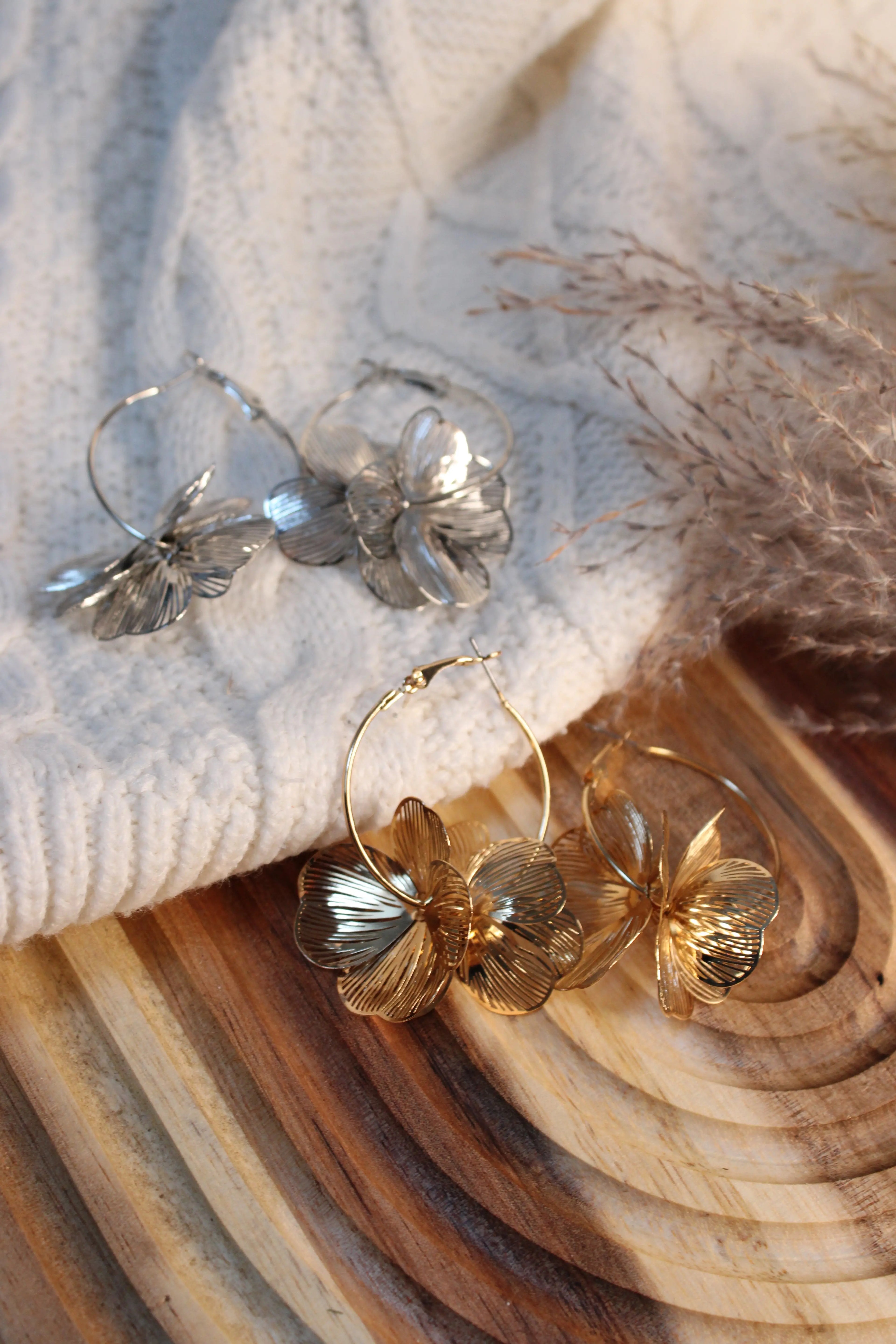 Créoles CLELIA Acier Inoxydable Motifs Floraux Pendants – Fini Or ou Argent - Les Créations De Loly