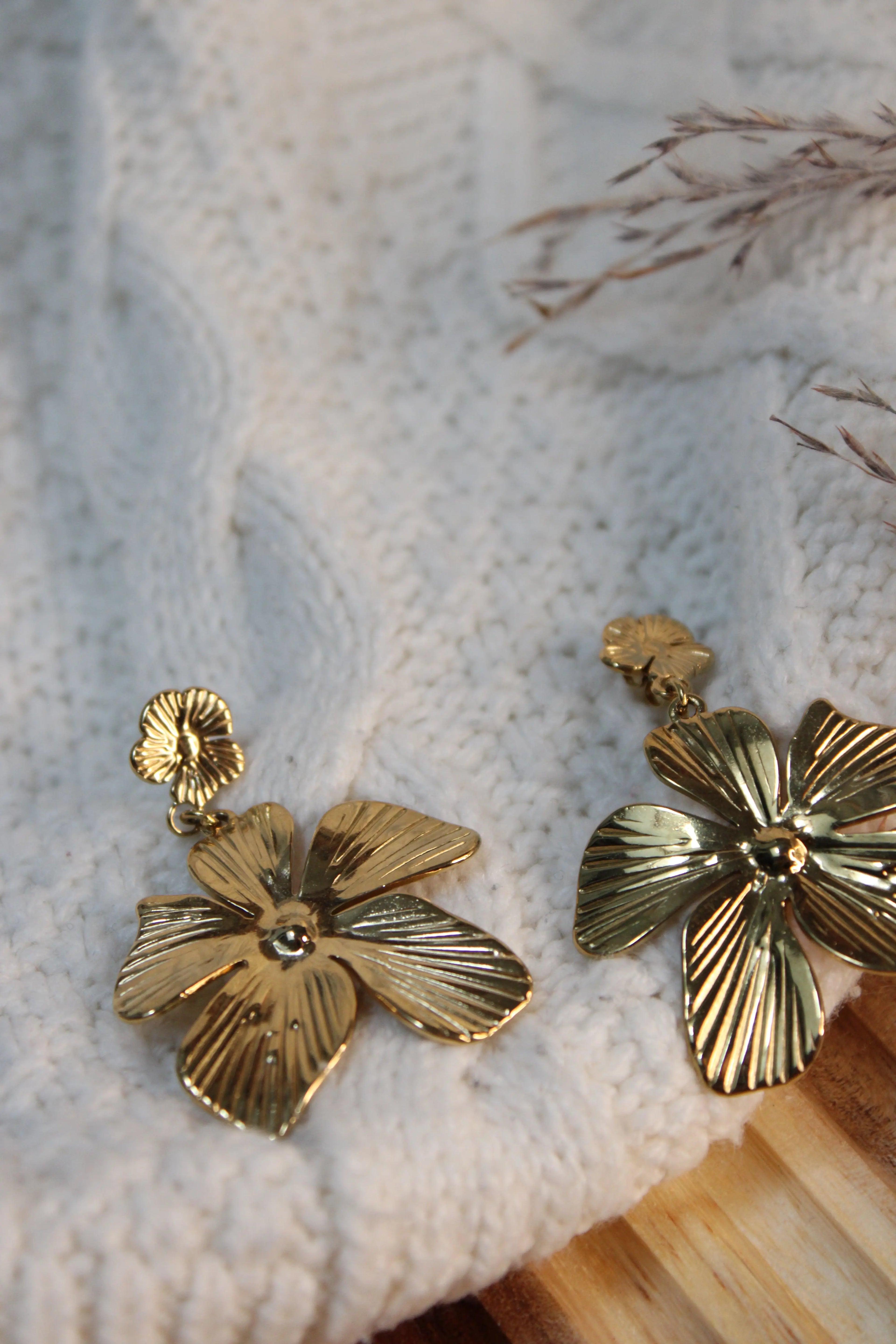 Boucles d’Oreilles FLORA en Acier Inoxydable • Motif Fleur Stylisée • Finition Or - Les Créations De Loly