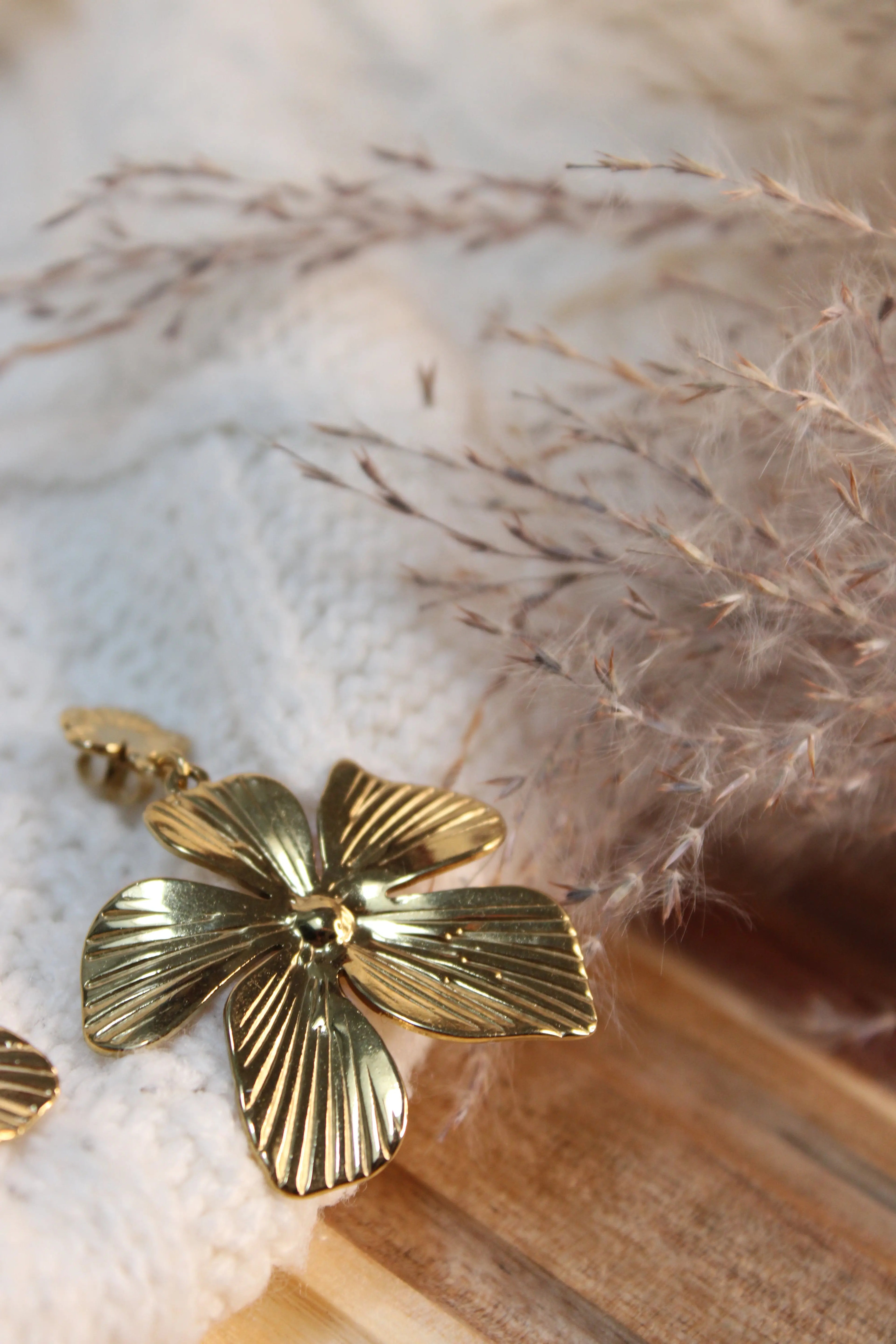 Boucles d’Oreilles FLORA en Acier Inoxydable • Motif Fleur Stylisée • Finition Or - Les Créations De Loly