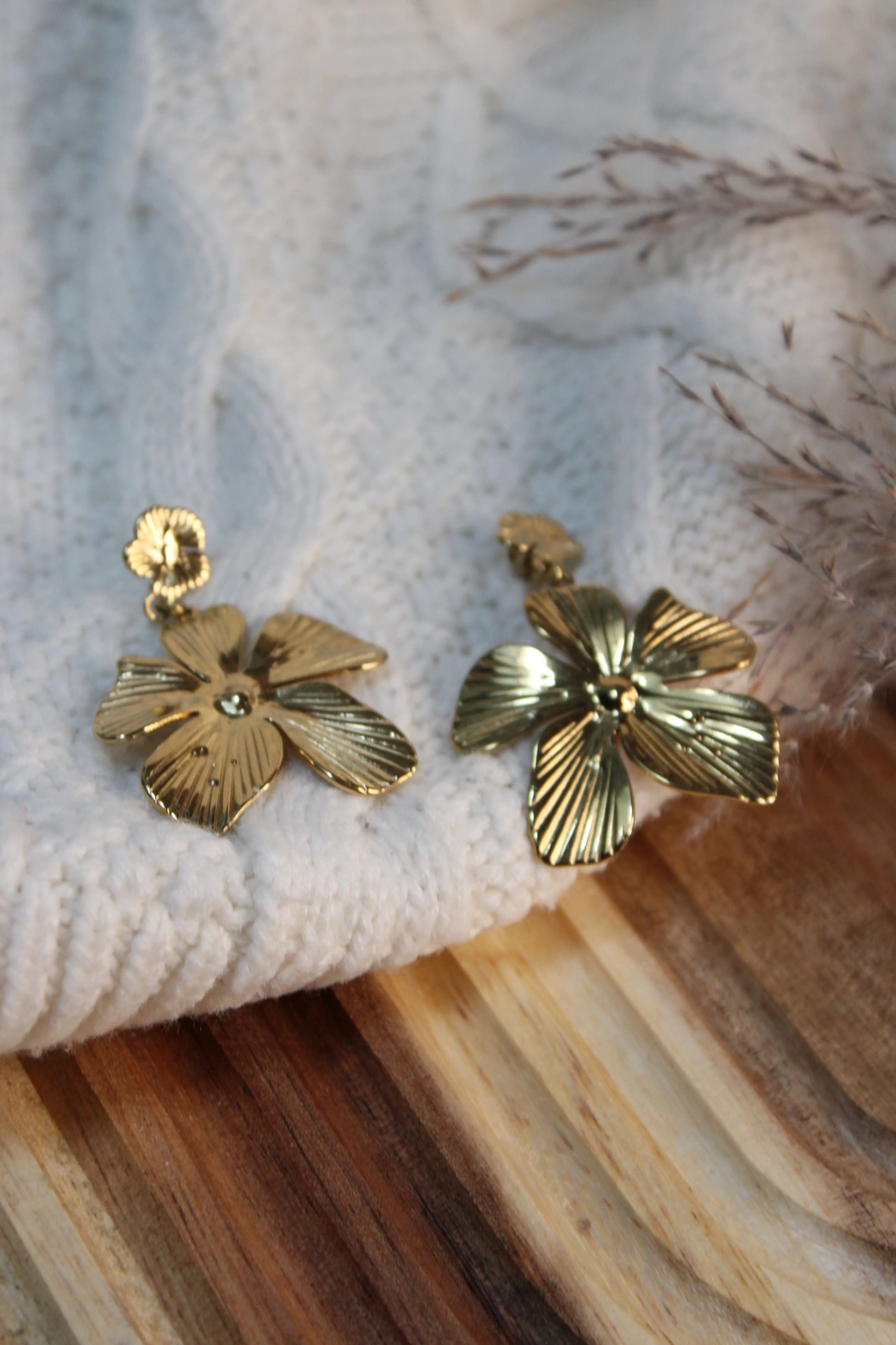 Boucles d’Oreilles FLORA en Acier Inoxydable • Motif Fleur Stylisée • Finition Or - Les Créations De Loly