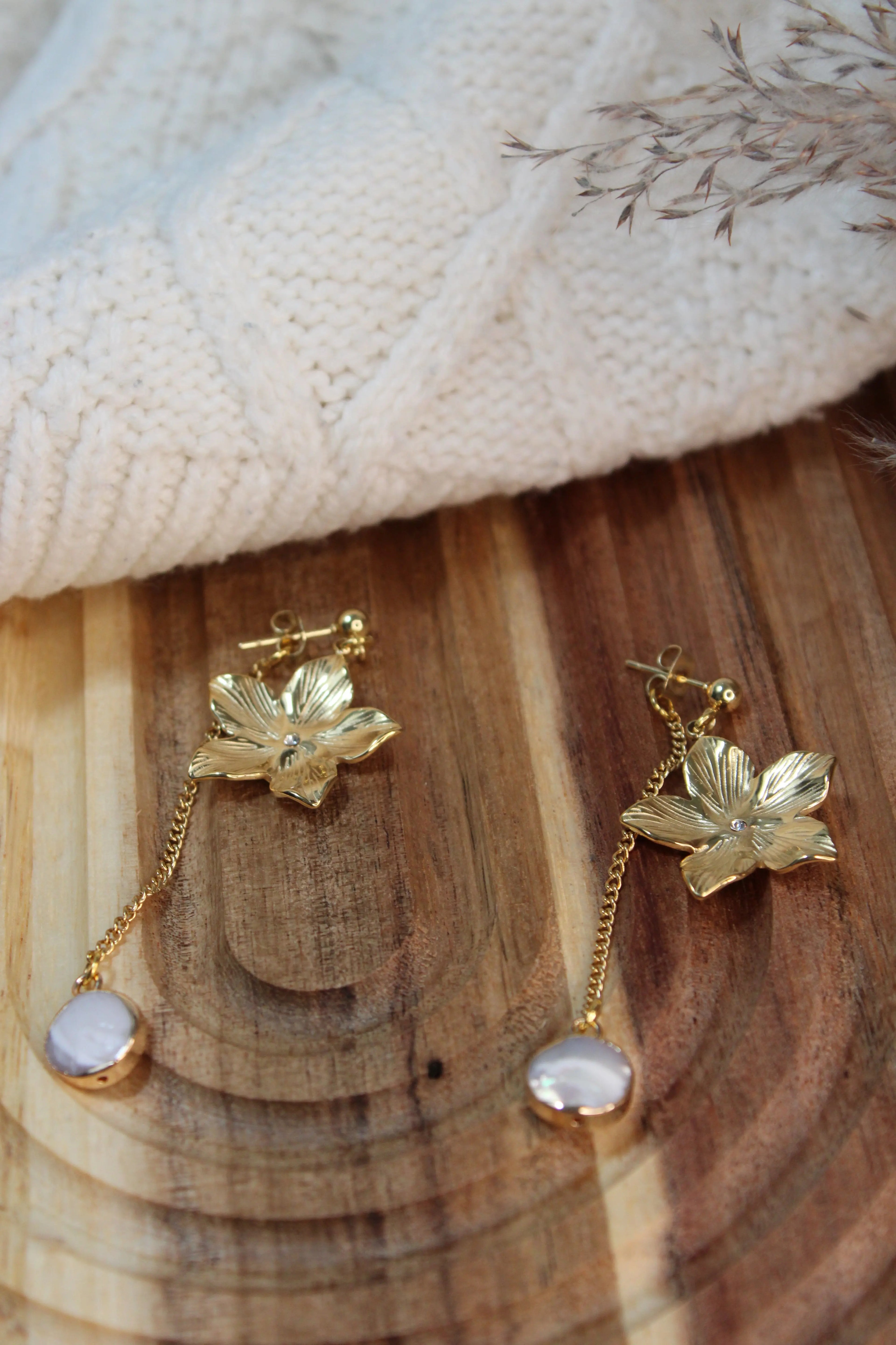 Boucles d’Oreilles ELORA Acier Inoxydable Motif Floral & Pendant Arrière Perle d’Eau Douce – Fini Or - Les Créations De Loly
