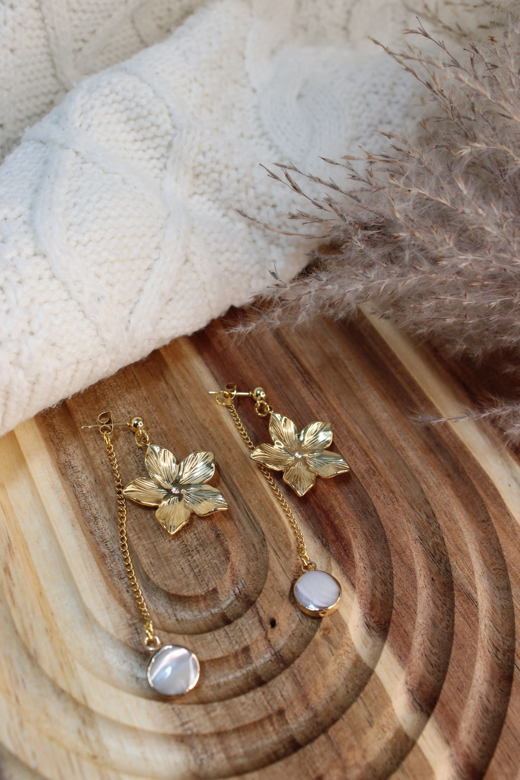 Boucles d’Oreilles ELORA Acier Inoxydable Motif Floral & Pendant Arrière Perle d’Eau Douce – Fini Or - Les Créations De Loly