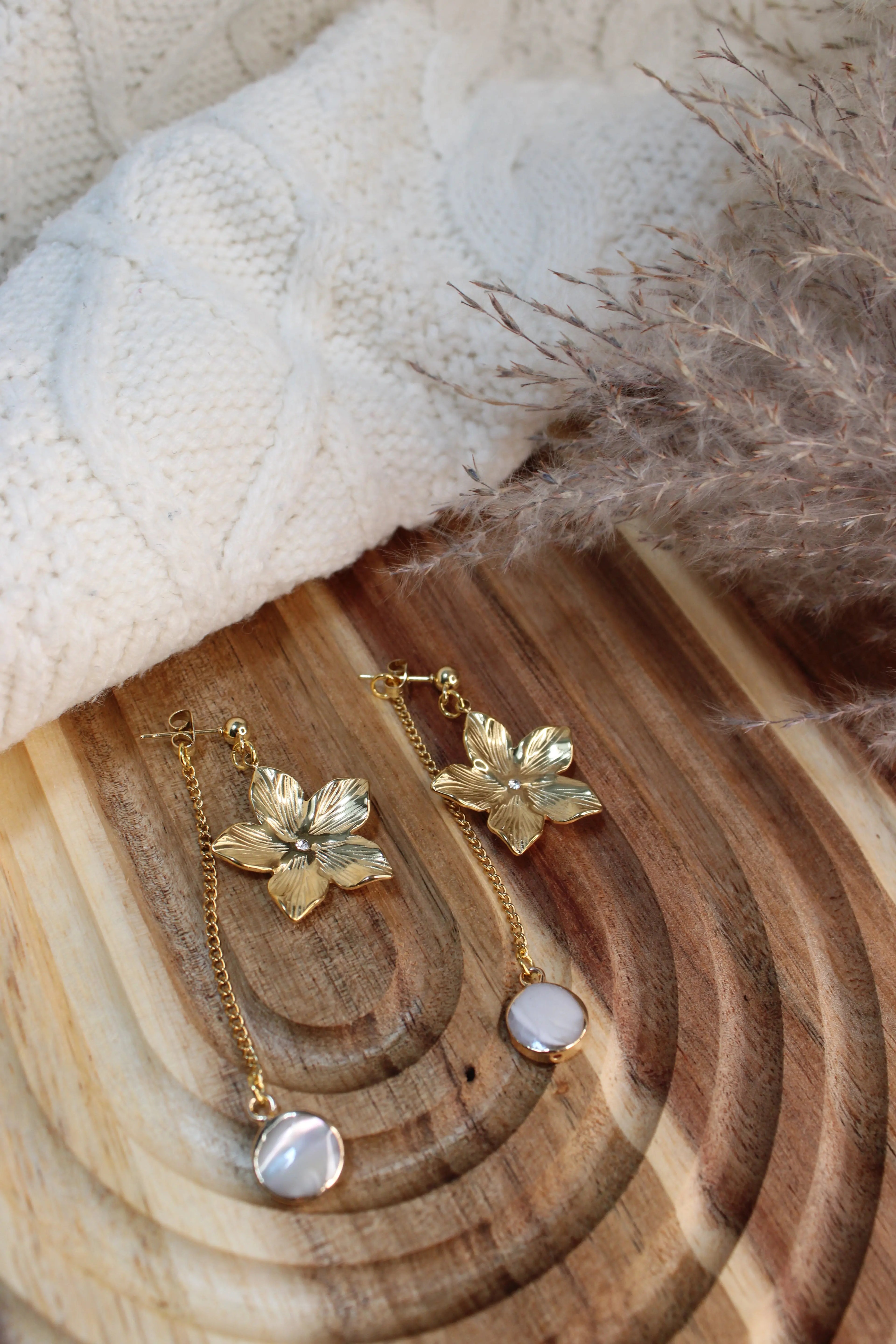 Boucles d’Oreilles ELORA Acier Inoxydable Motif Floral & Pendant Arrière Perle d’Eau Douce – Fini Or - Les Créations De Loly