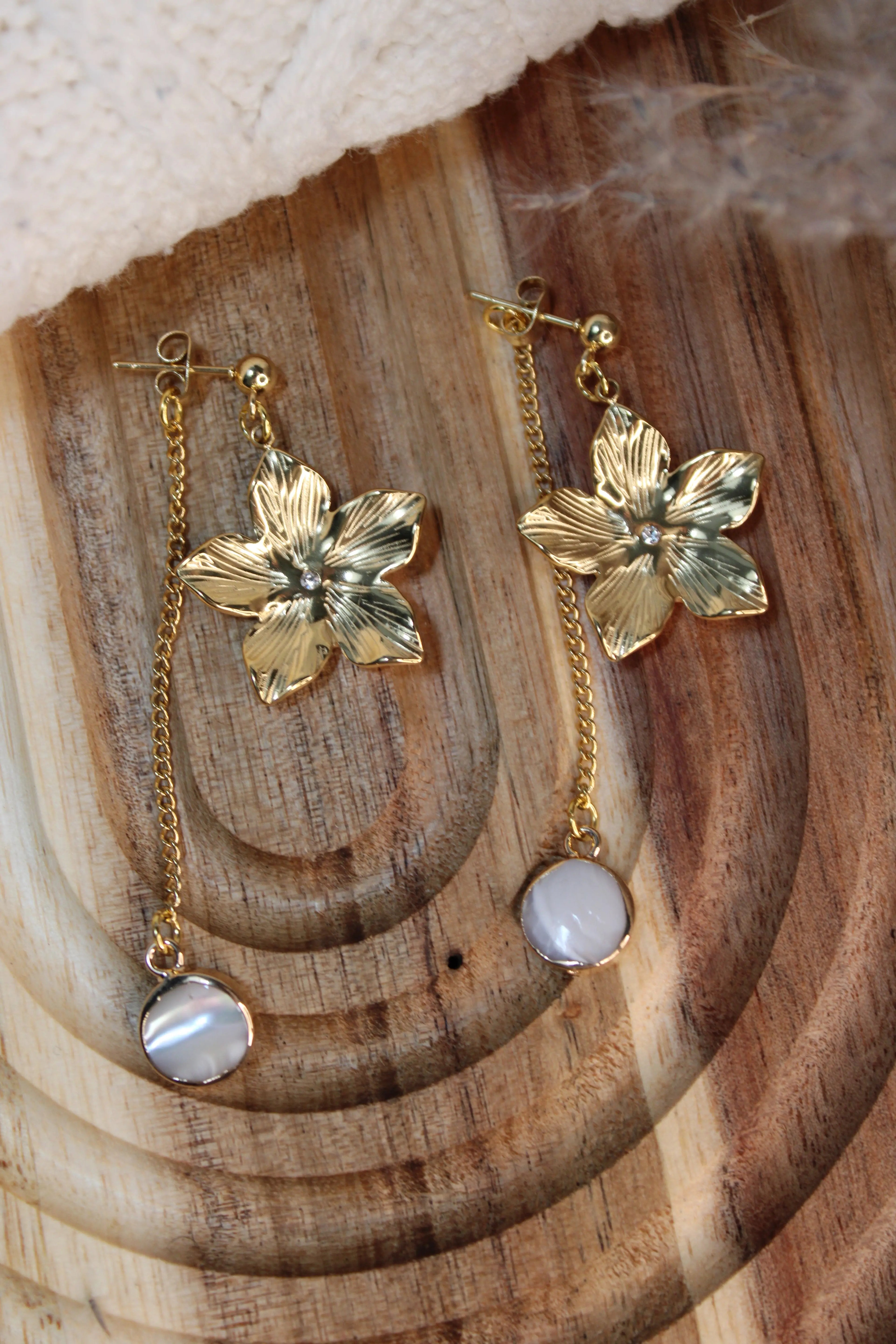 Boucles d’Oreilles ELORA Acier Inoxydable Motif Floral & Pendant Arrière Perle d’Eau Douce – Fini Or - Les Créations De Loly