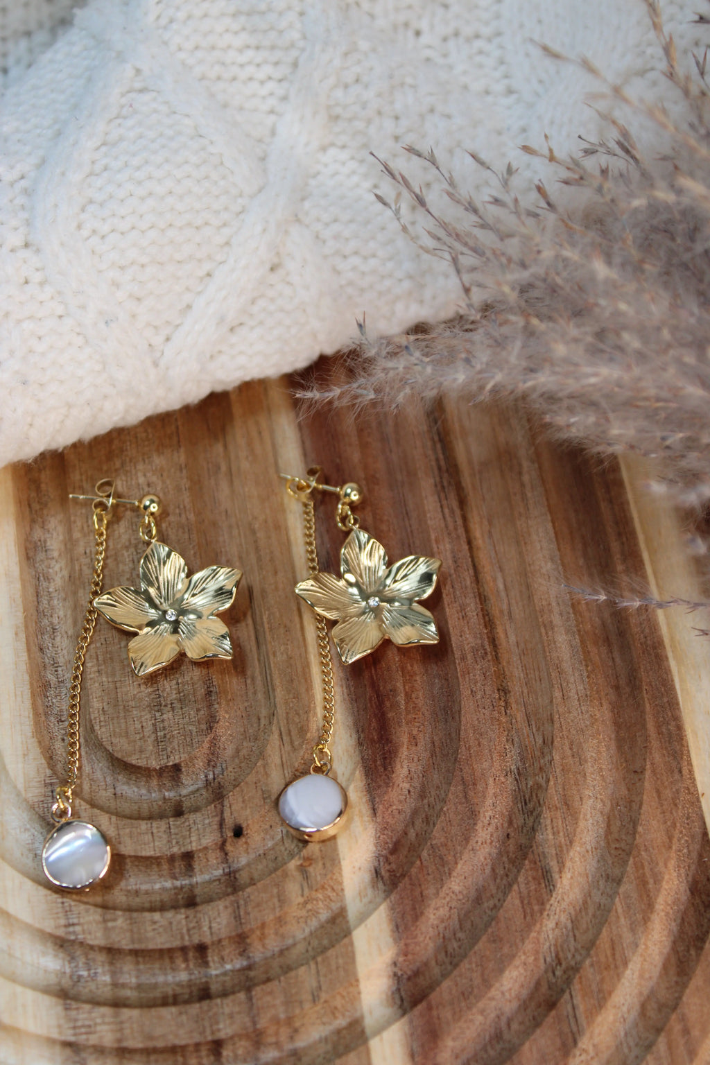 Boucles d’Oreilles ELORA Acier Inoxydable Motif Floral & Pendant Arrière Perle d’Eau Douce – Fini Or - Les Créations De Loly