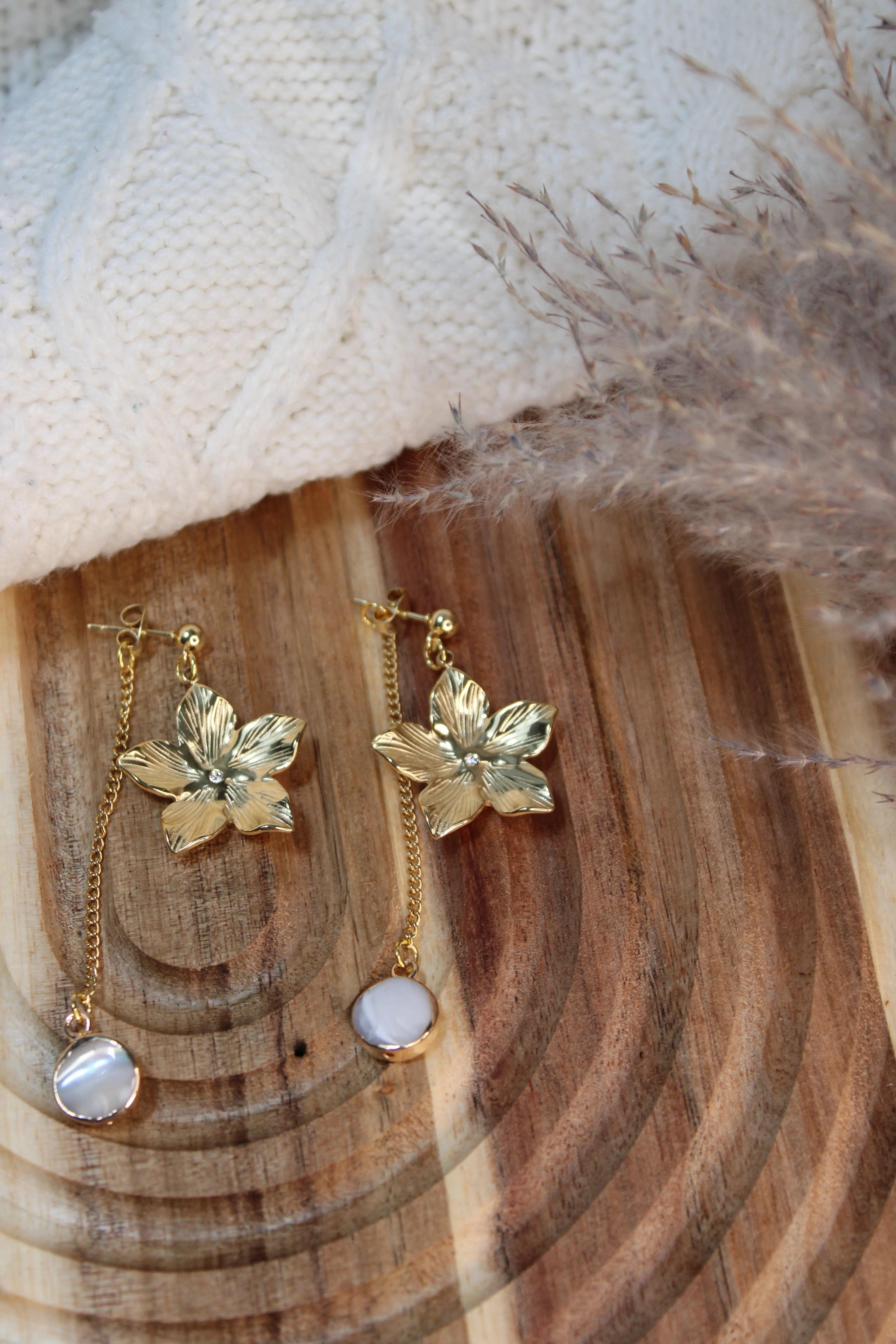 Boucles d’Oreilles ELORA Acier Inoxydable Motif Floral & Pendant Arrière Perle d’Eau Douce – Fini Or - Les Créations De Loly