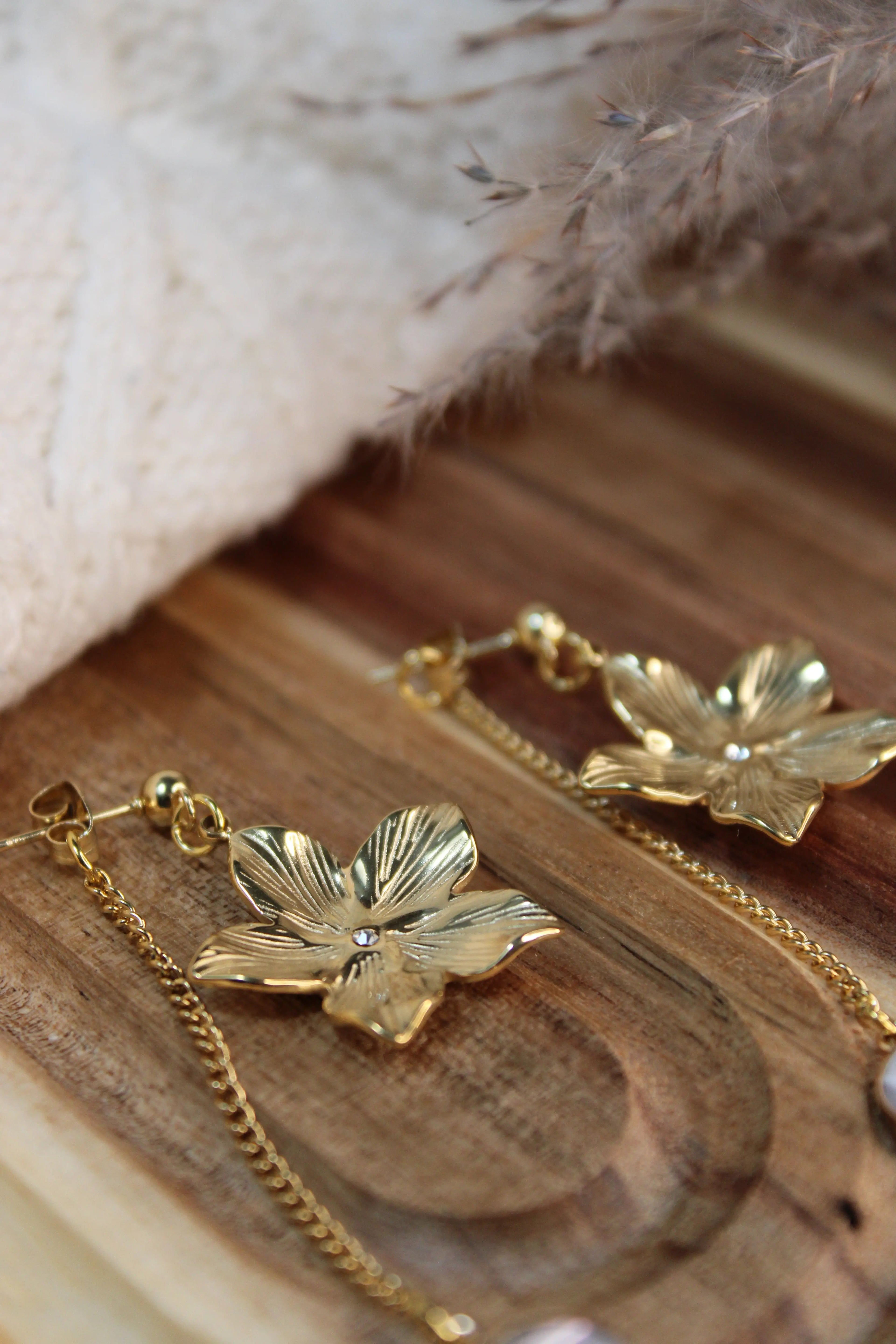 Boucles d’Oreilles ELORA Acier Inoxydable Motif Floral & Pendant Arrière Perle d’Eau Douce – Fini Or - Les Créations De Loly