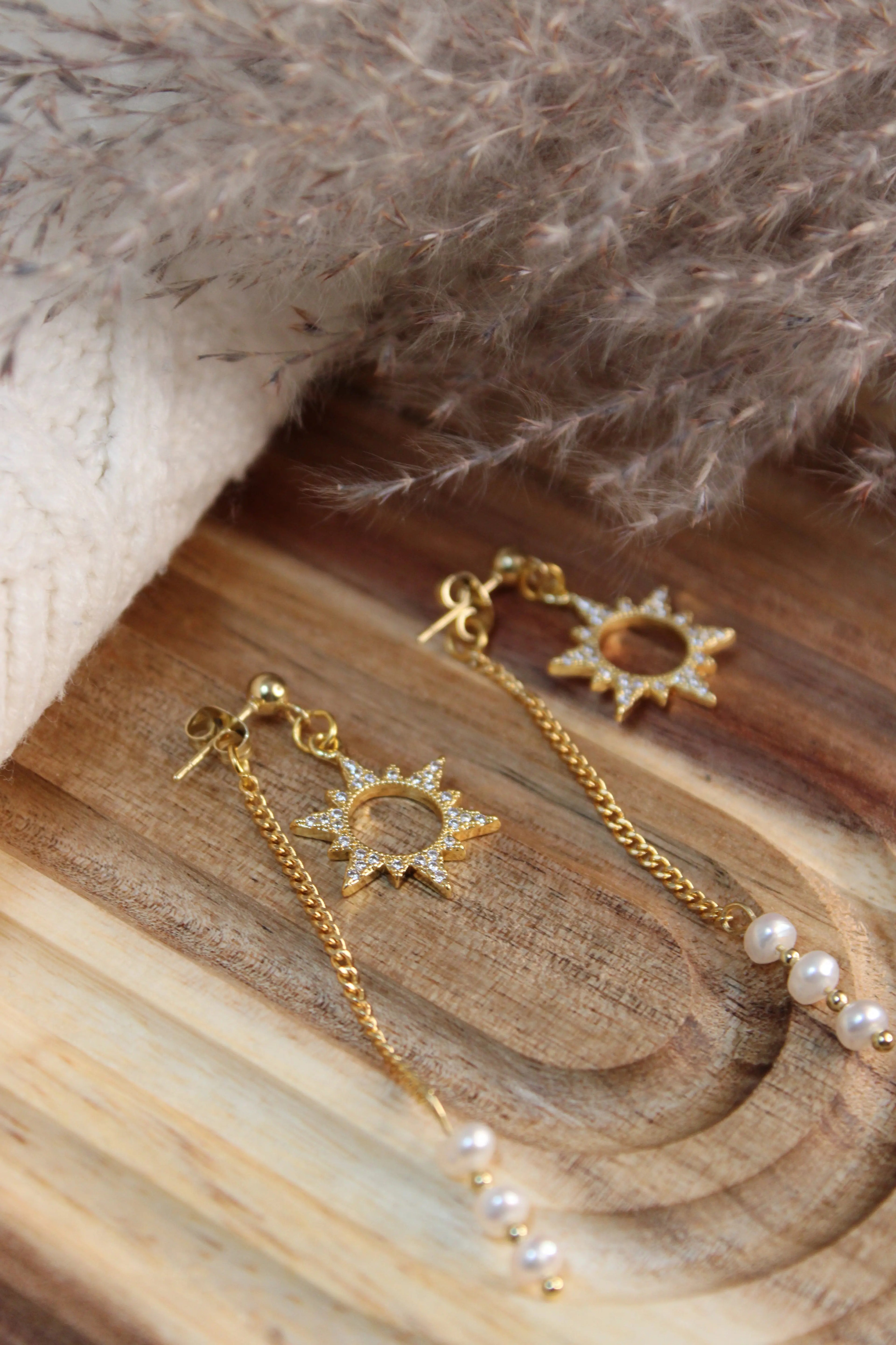 Boucles d’Oreilles SOLA Acier Inoxydable Motif Soleil Strass & Pendant Arrière Perle d’Eau Douce – Fini Or - Les Créations De Loly