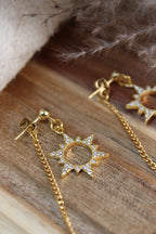 Boucles d’Oreilles SOLA Acier Inoxydable Motif Soleil Strass & Pendant Arrière Perle d’Eau Douce – Fini Or - Les Créations De Loly