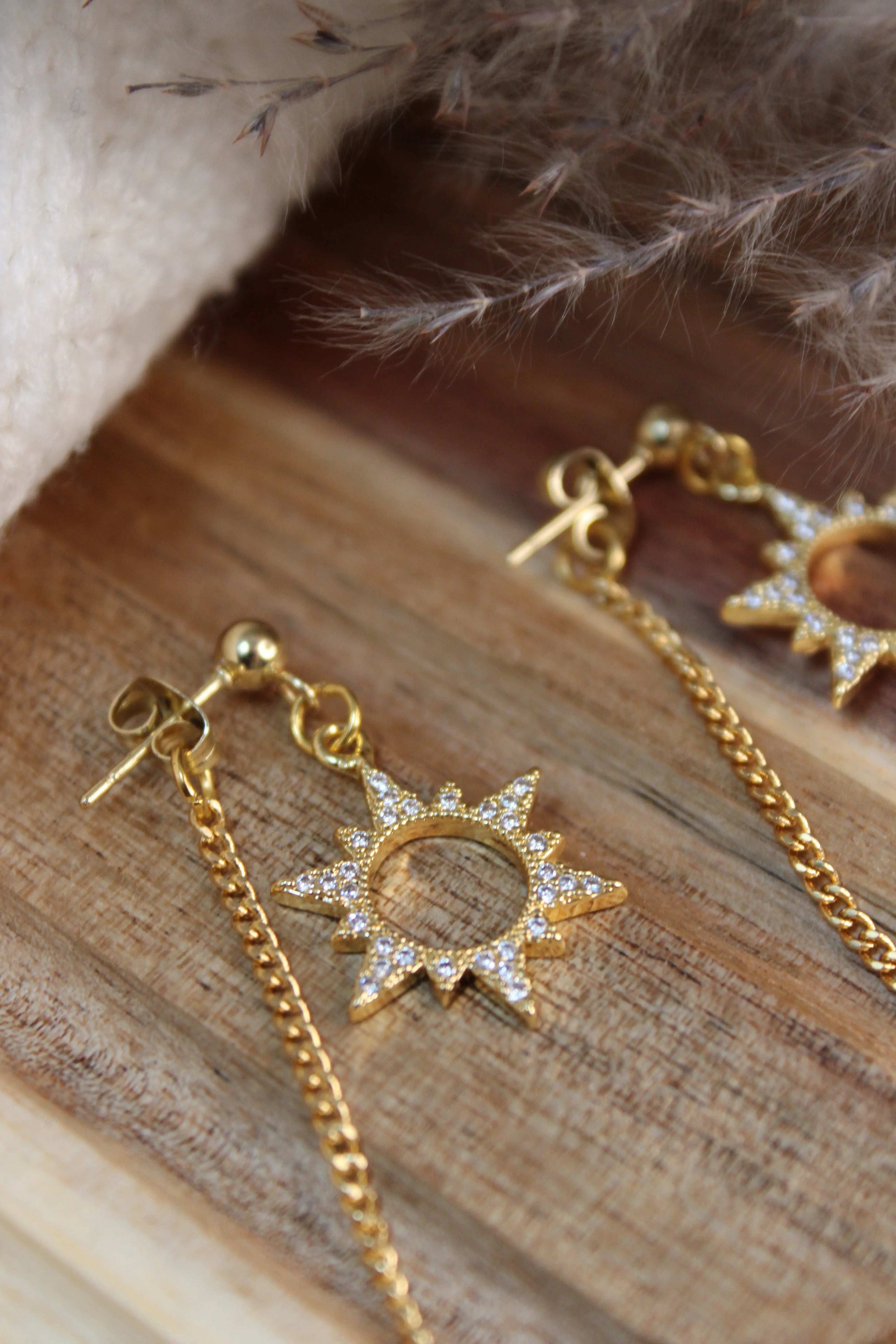 Boucles d’Oreilles SOLA Acier Inoxydable Motif Soleil Strass & Pendant Arrière Perle d’Eau Douce – Fini Or - Les Créations De Loly