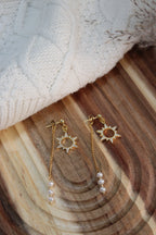 Boucles d’Oreilles SOLA Acier Inoxydable Motif Soleil Strass & Pendant Arrière Perle d’Eau Douce – Fini Or - Les Créations De Loly