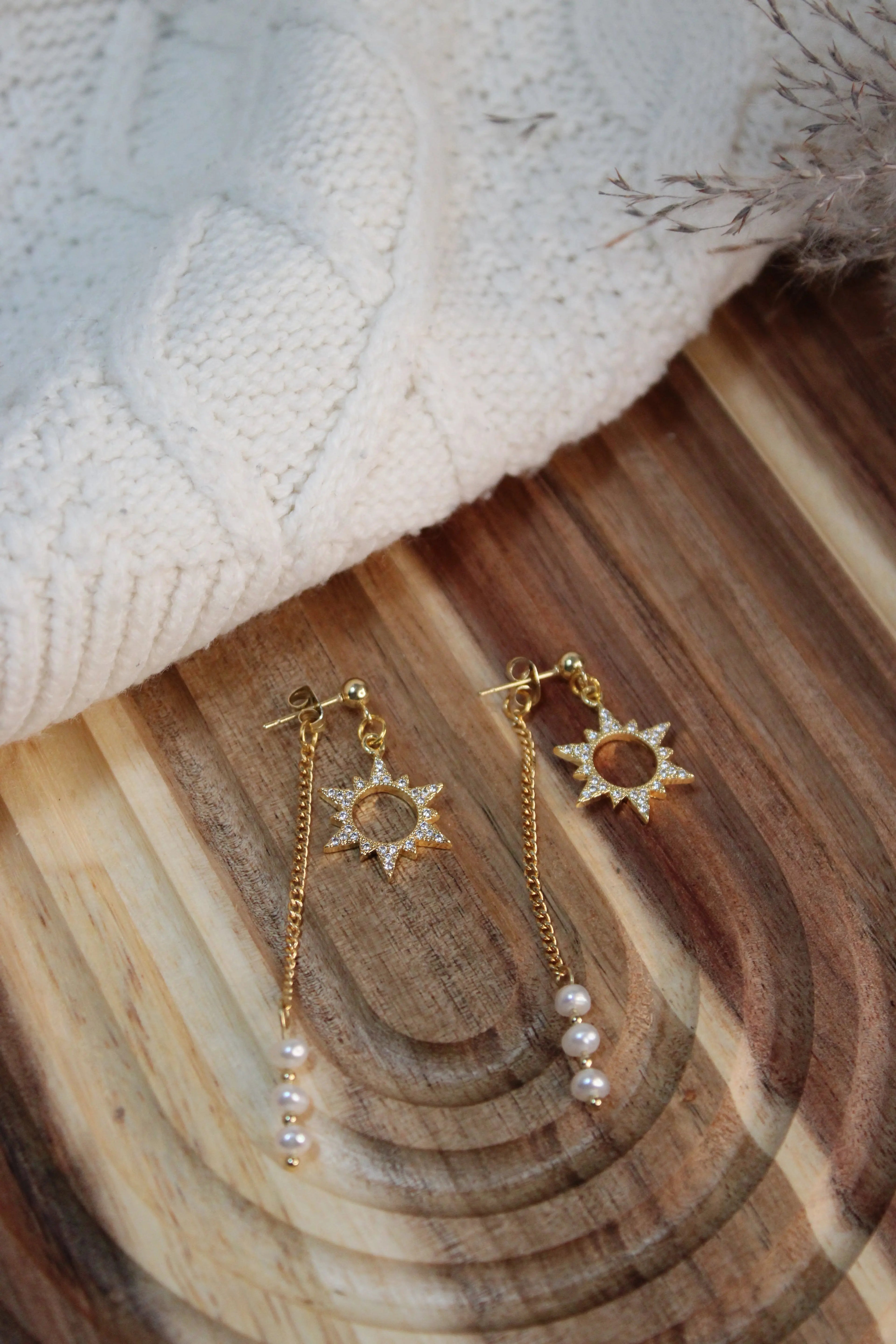 Boucles d’Oreilles SOLA Acier Inoxydable Motif Soleil Strass & Pendant Arrière Perle d’Eau Douce – Fini Or - Les Créations De Loly