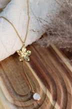 Collier ELORA Acier Inoxydable Motif Floral & Pendant Perle d’Eau Douce – Collier Y – Fini Or - Les Créations De Loly