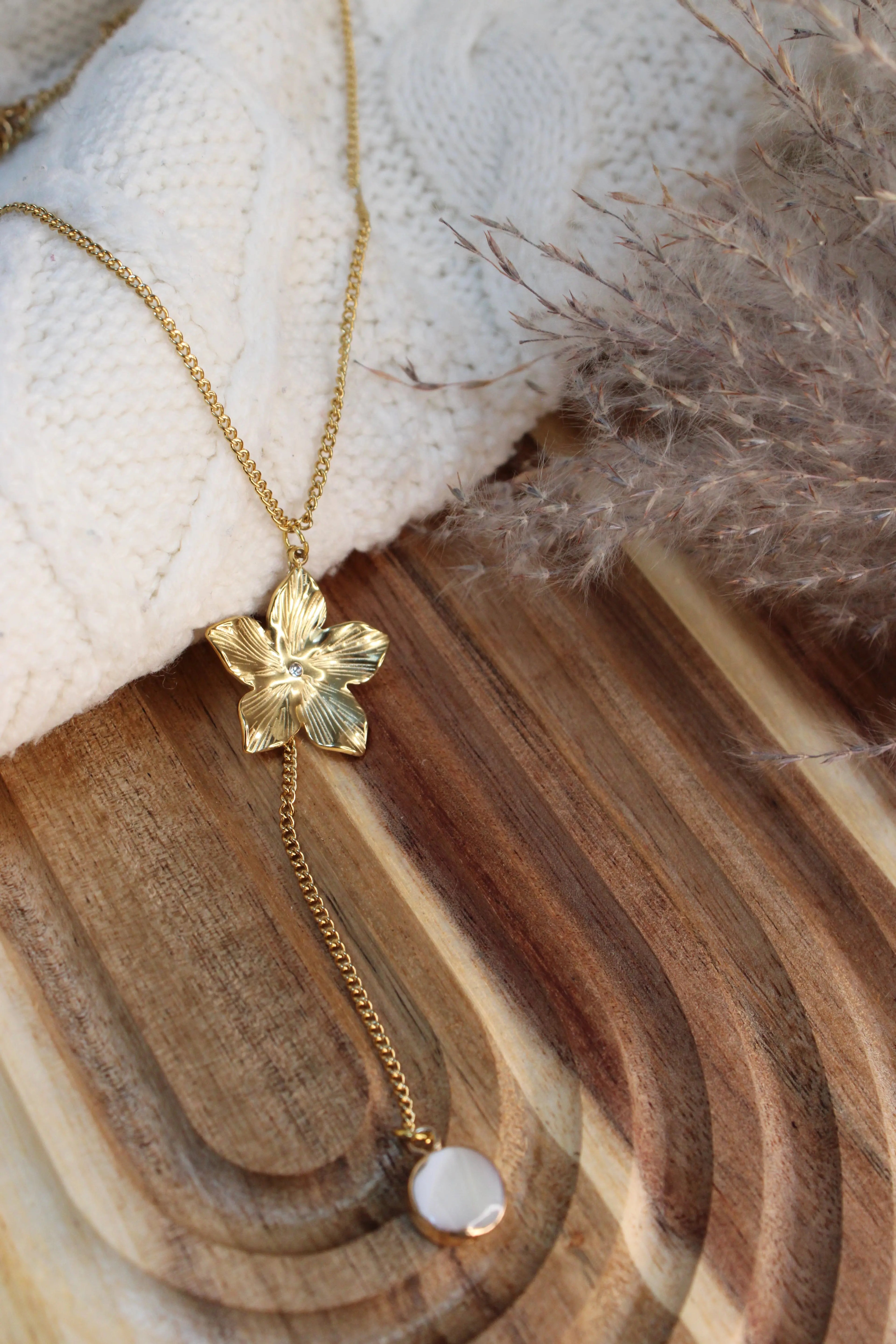 Collier ELORA Acier Inoxydable Motif Floral & Pendant Perle d’Eau Douce – Collier Y – Fini Or - Les Créations De Loly