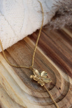 Collier ELORA Acier Inoxydable Motif Floral & Pendant Perle d’Eau Douce – Collier Y – Fini Or - Les Créations De Loly