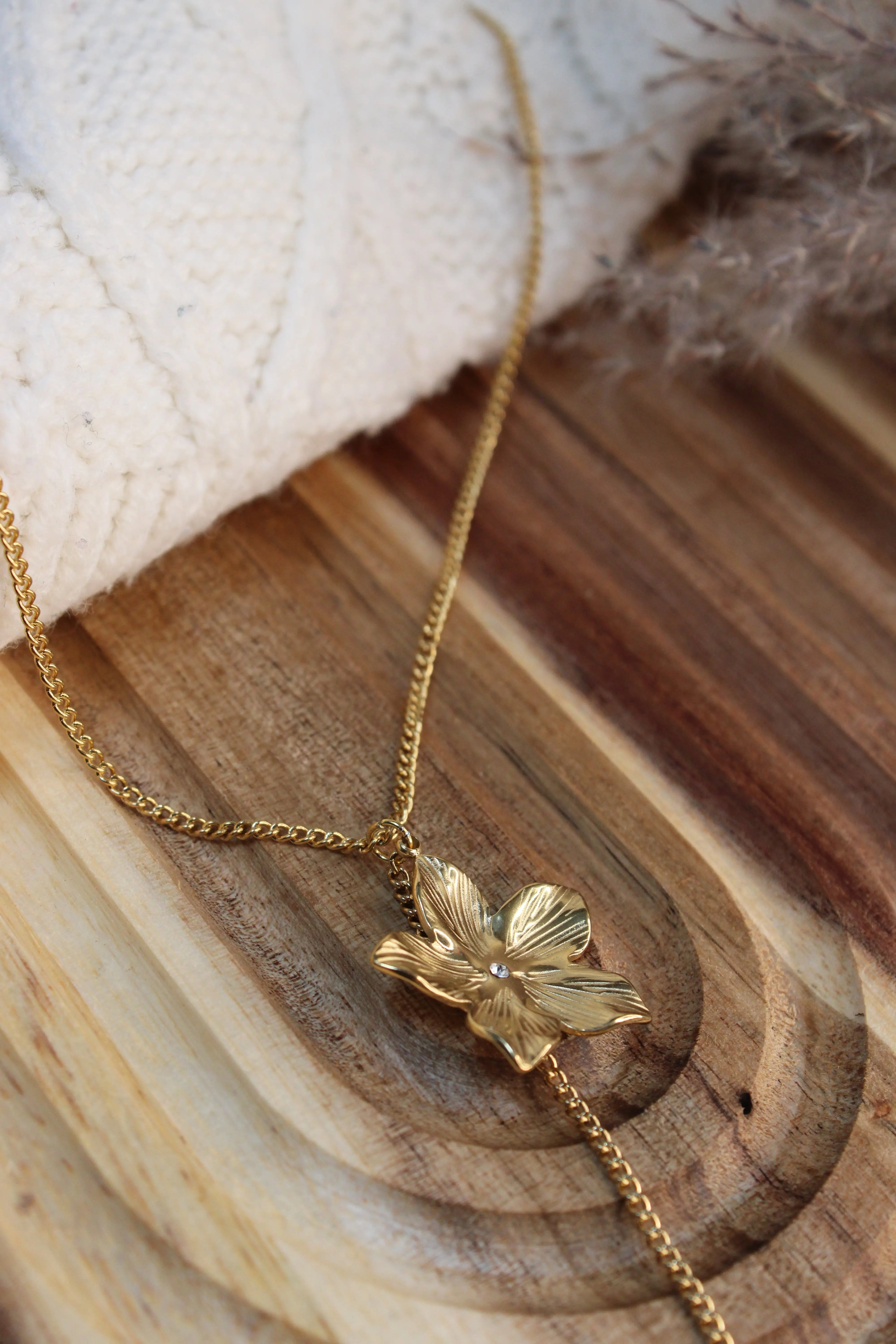 Collier ELORA Acier Inoxydable Motif Floral & Pendant Perle d’Eau Douce – Collier Y – Fini Or - Les Créations De Loly