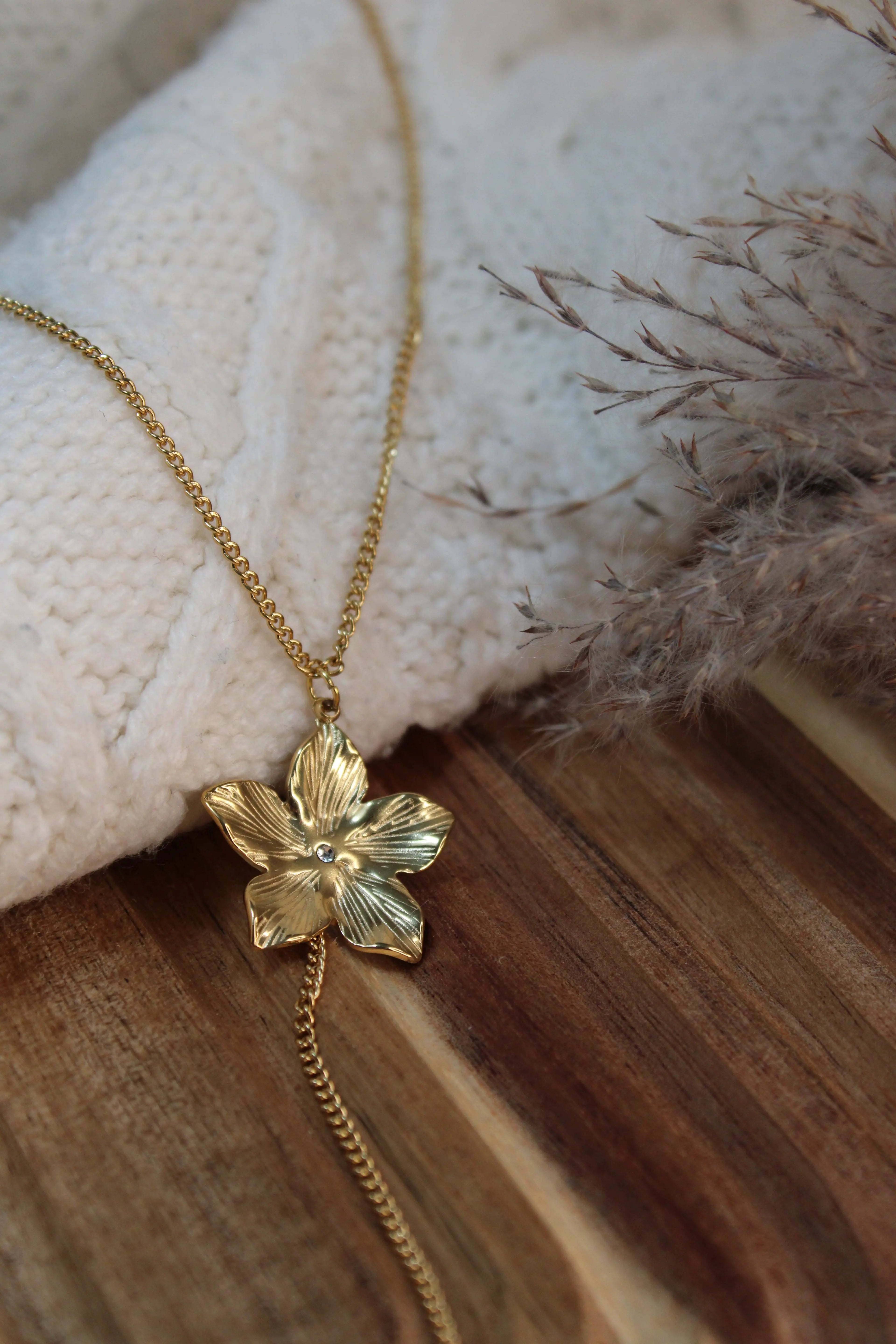 Collier ELORA Acier Inoxydable Motif Floral & Pendant Perle d’Eau Douce – Collier Y – Fini Or - Les Créations De Loly