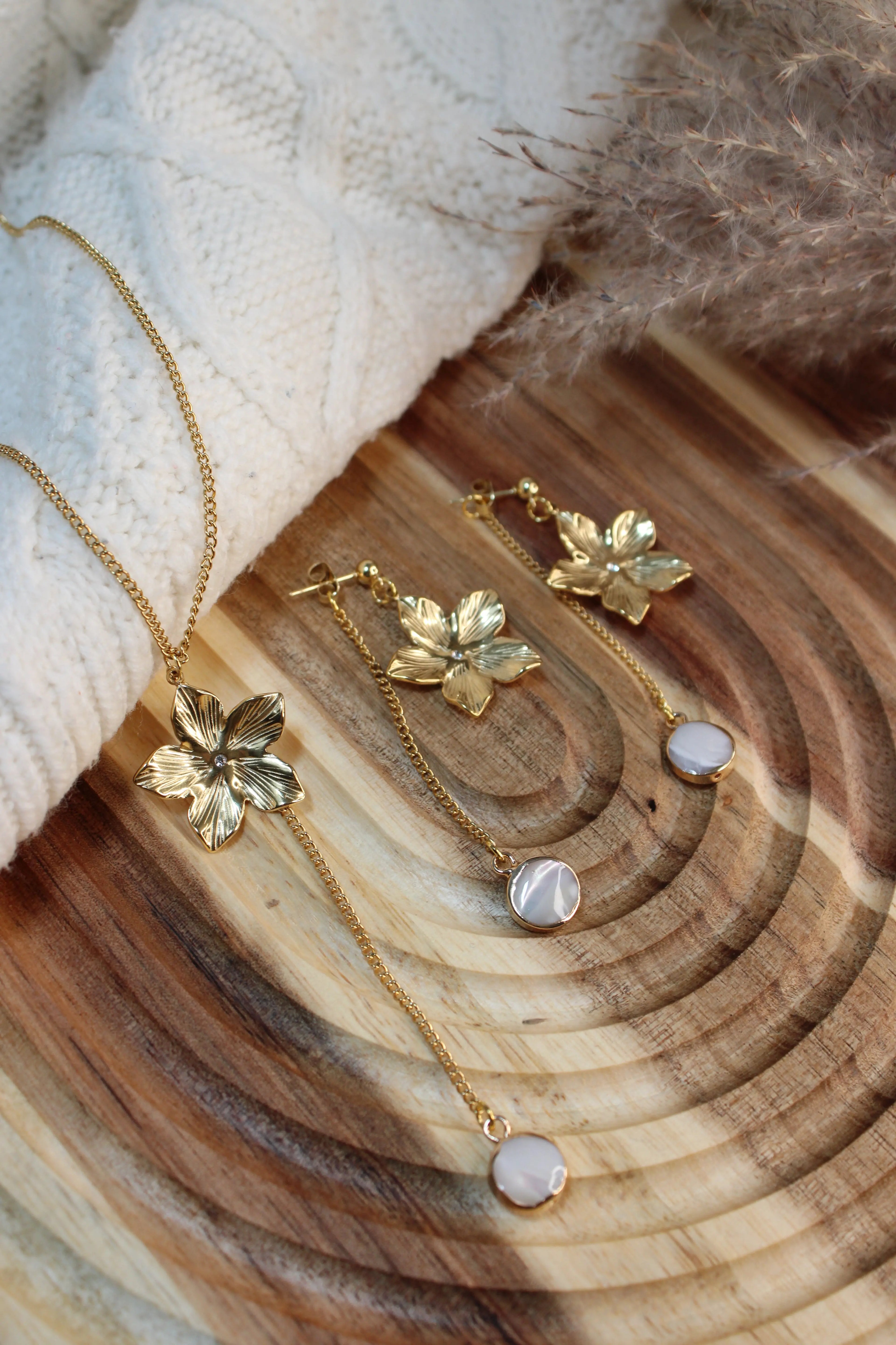 Parure ELORA Acier Inoxydable Motif Floral Perle d’Eau Douce – Collier Y & Boucles d’Oreilles – Fini Or - Les Créations De Loly