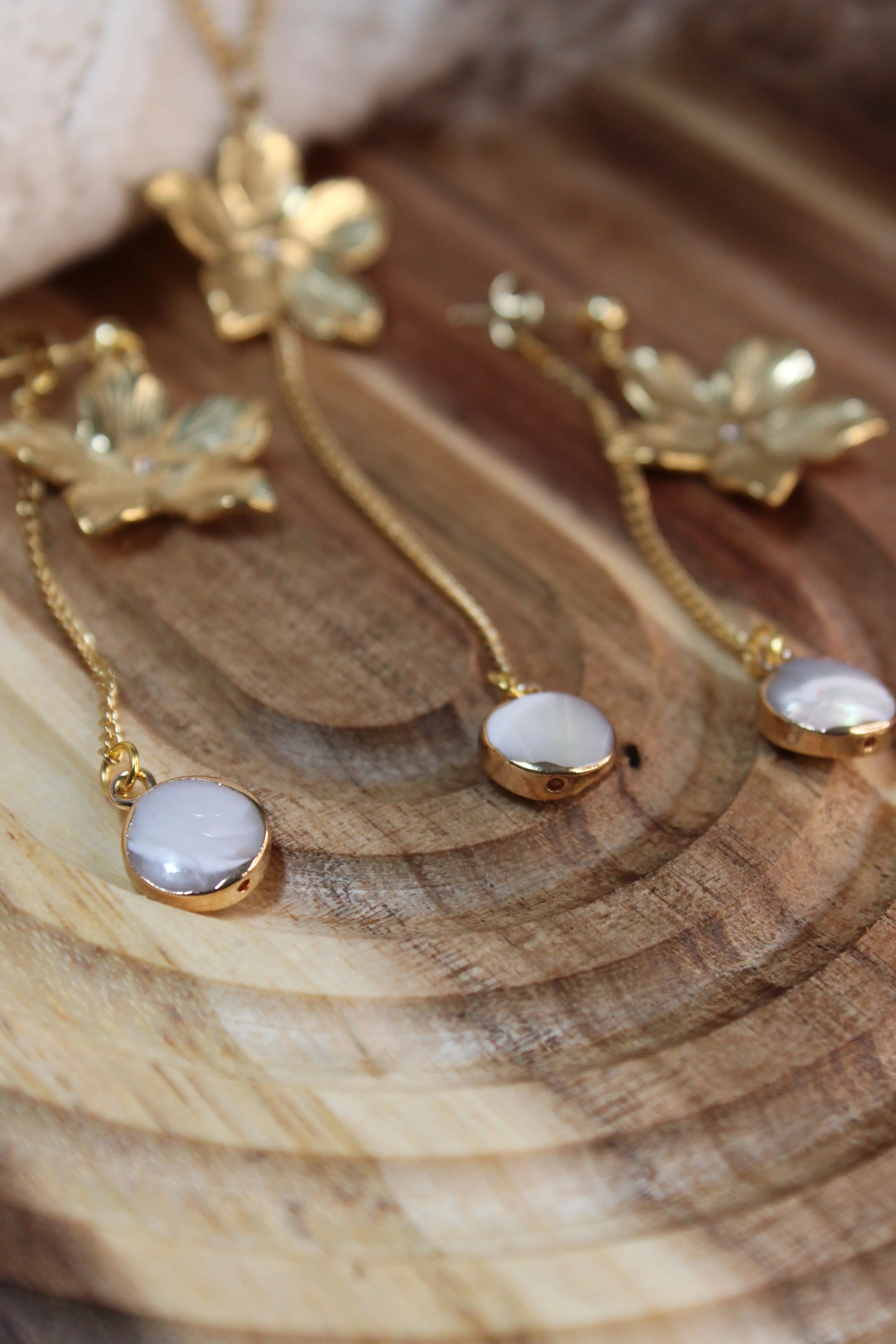 Parure ELORA Acier Inoxydable Motif Floral Perle d’Eau Douce – Collier Y & Boucles d’Oreilles – Fini Or - Les Créations De Loly