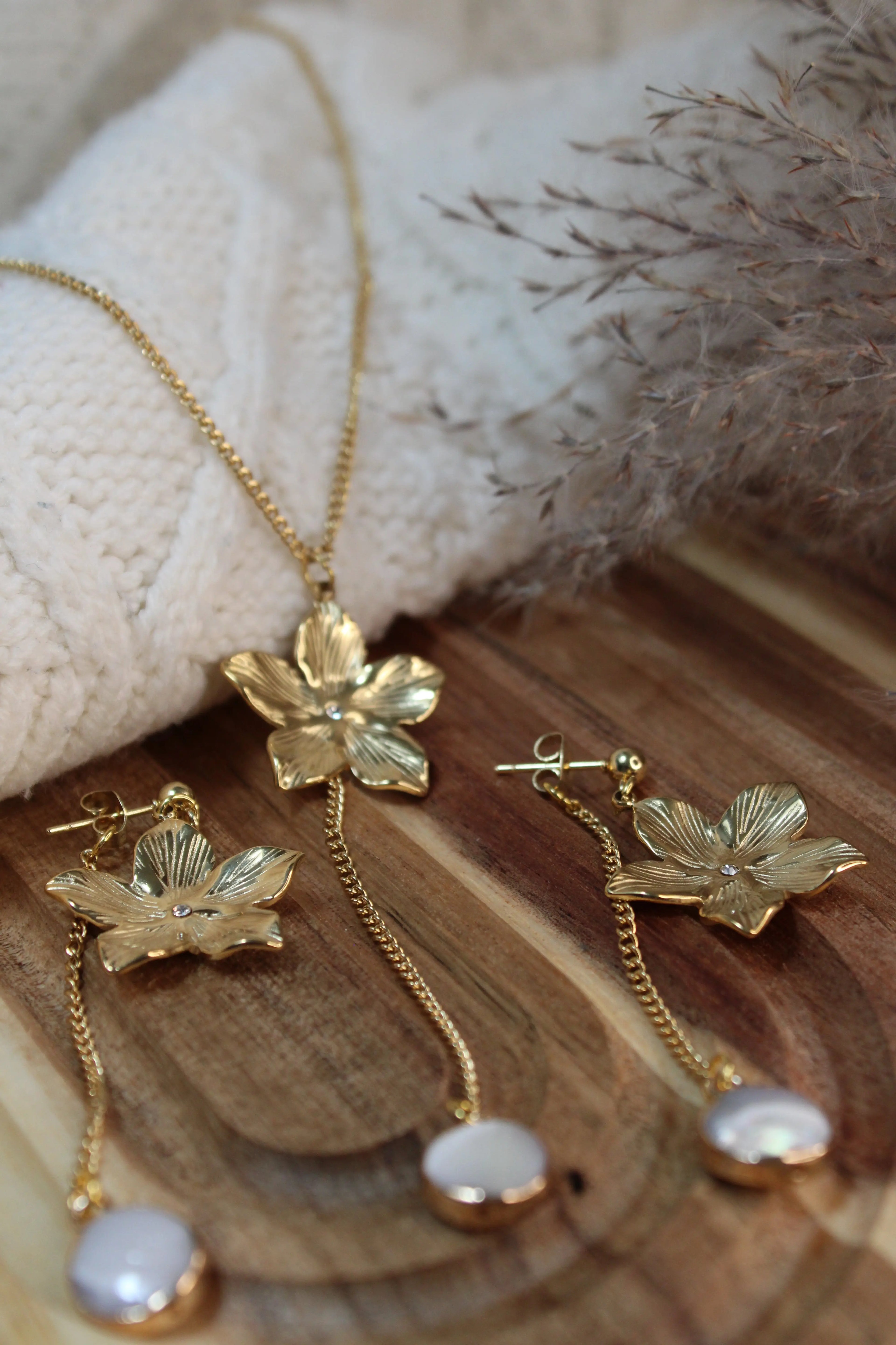 Parure ELORA Acier Inoxydable Motif Floral Perle d’Eau Douce – Collier Y & Boucles d’Oreilles – Fini Or - Les Créations De Loly