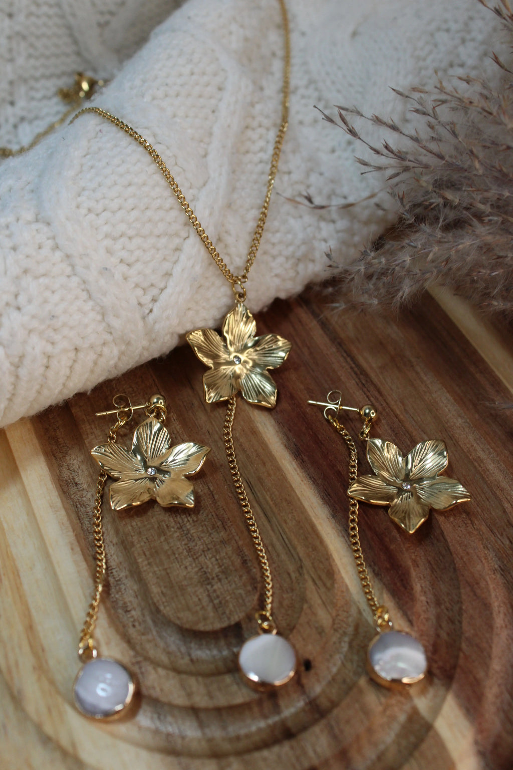 Parure ELORA Acier Inoxydable Motif Floral Perle d’Eau Douce – Collier Y & Boucles d’Oreilles – Fini Or - Les Créations De Loly