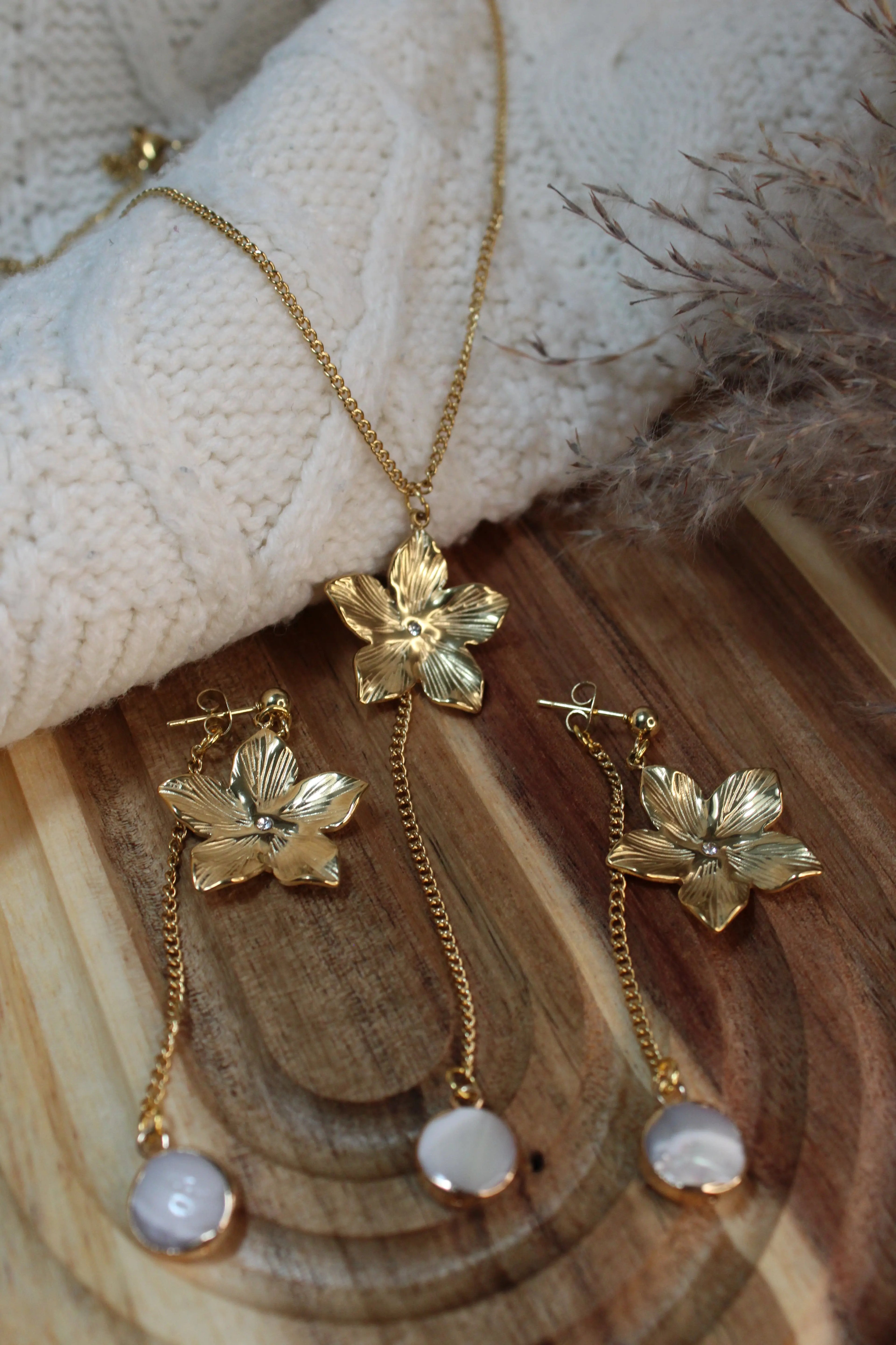 Parure ELORA Acier Inoxydable Motif Floral Perle d’Eau Douce – Collier Y & Boucles d’Oreilles – Fini Or - Les Créations De Loly